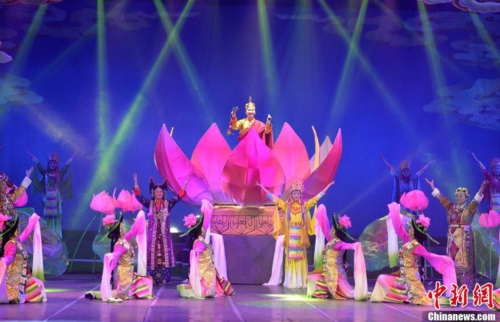 བོད་ཀྱི་ཟློས་གར《པདྨ་འོད་འབར》ཞེས་པ་ཐོག་མར་་འཁྲབ་སྟོན་བྱས་པ།